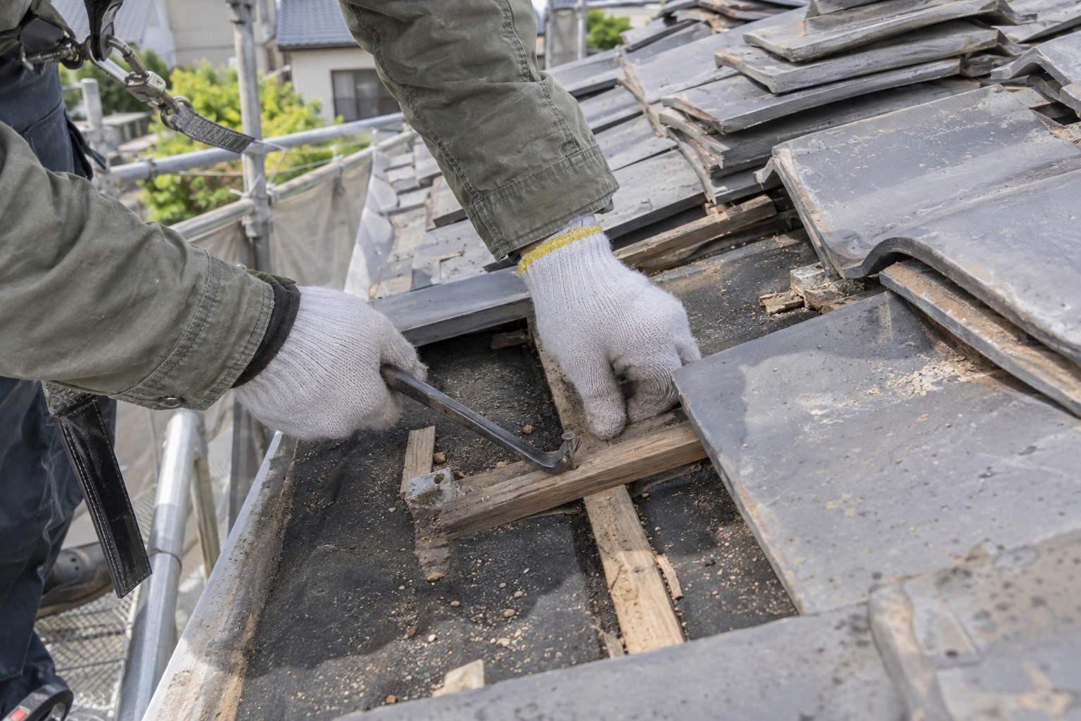 瓦を外した屋根下地を手工具で整える手元（AI生成の作業イメージ）