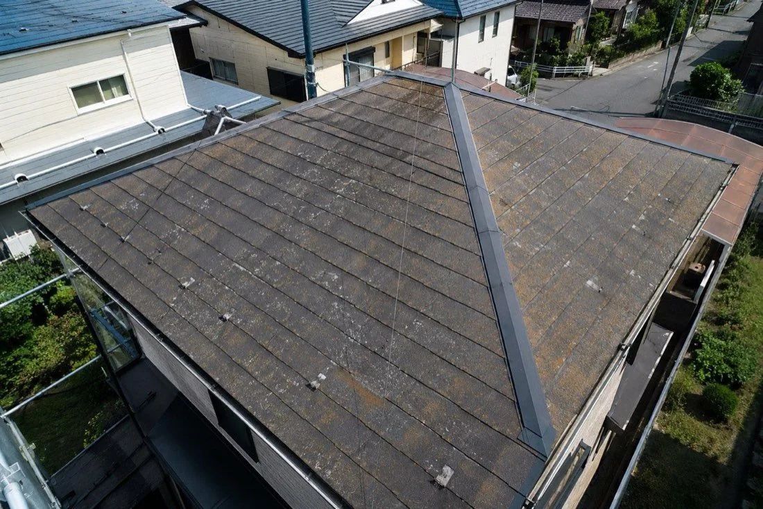 住宅の屋根面と、その周囲の建物(説明用イメージ)