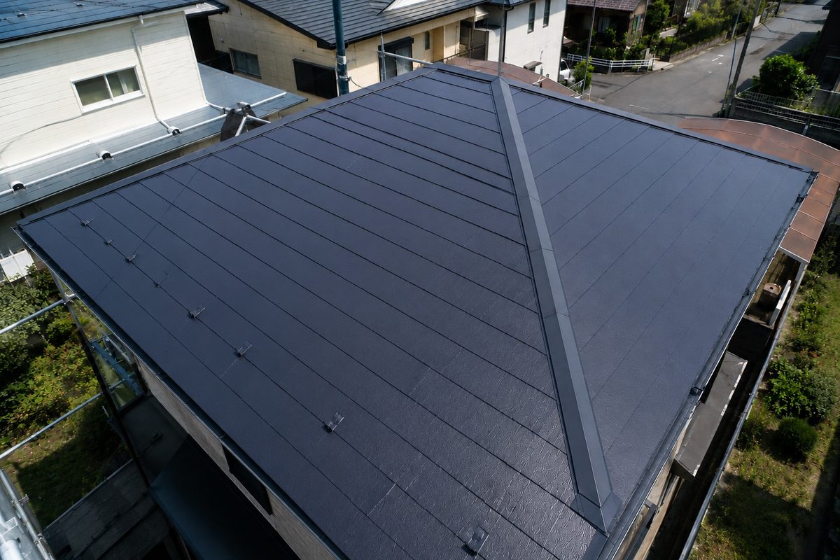 濃いグレーで整えた住宅の屋根面（AI・構成見本）