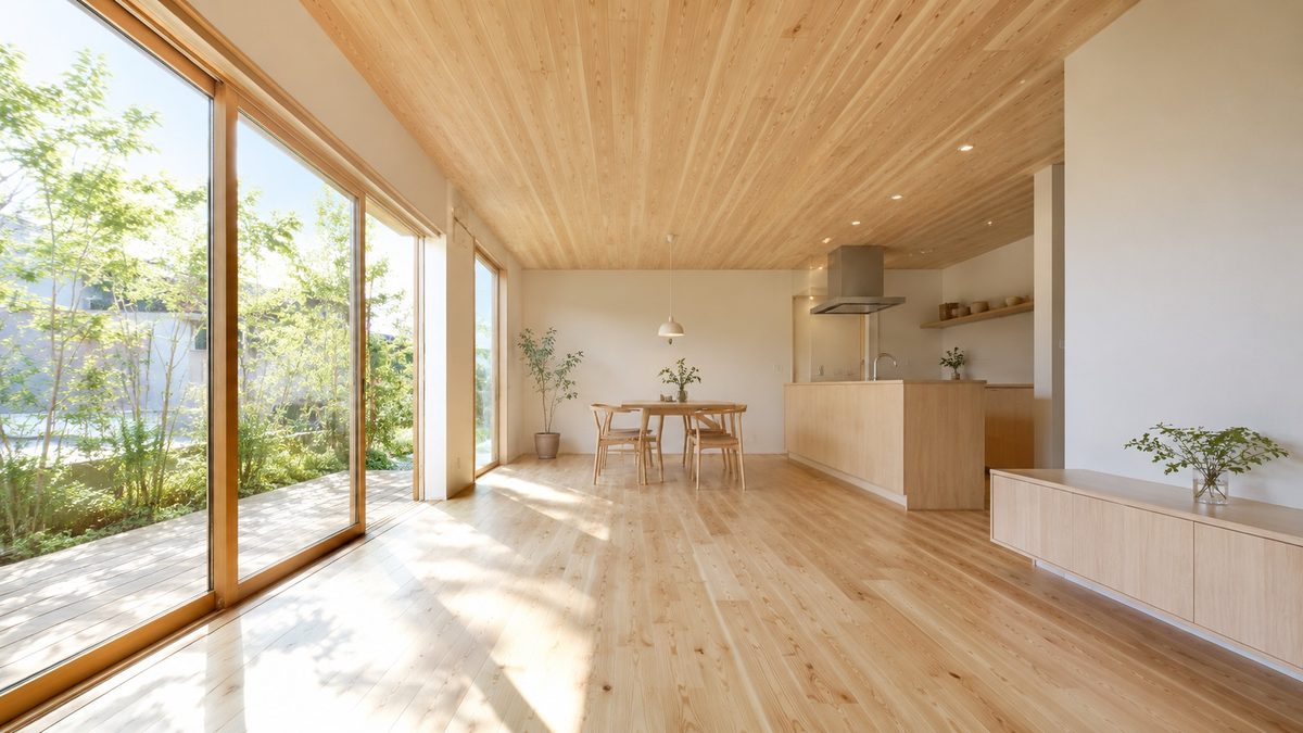 木の天井と床が続く明るい住宅のリビング(AI・構成見本)