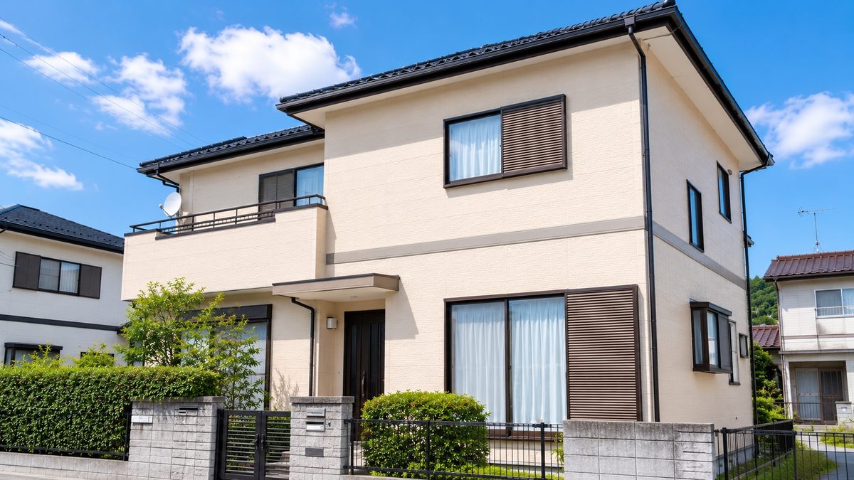 淡い色でまとめた日本の二階建て住宅の外観（AI・構成見本）