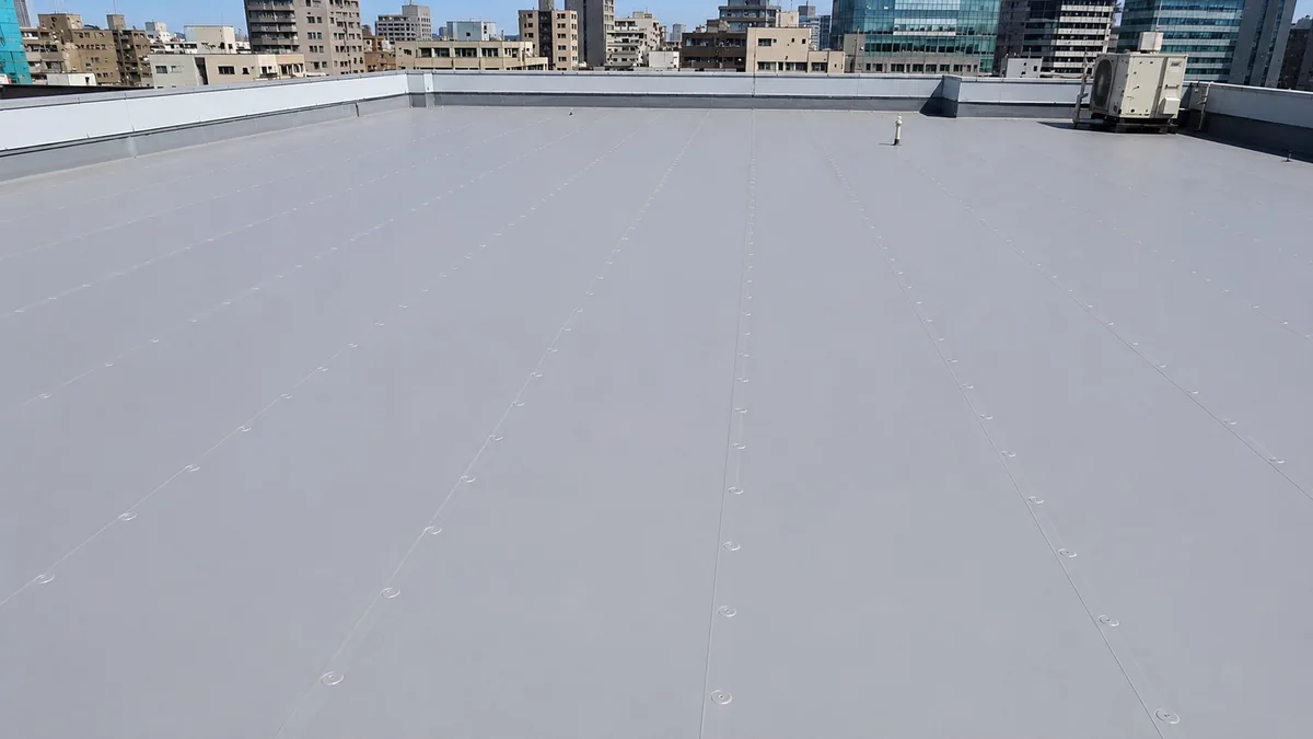 建物の屋上に広がる灰色の床面と周囲の立ち上がり(説明用イメージ)