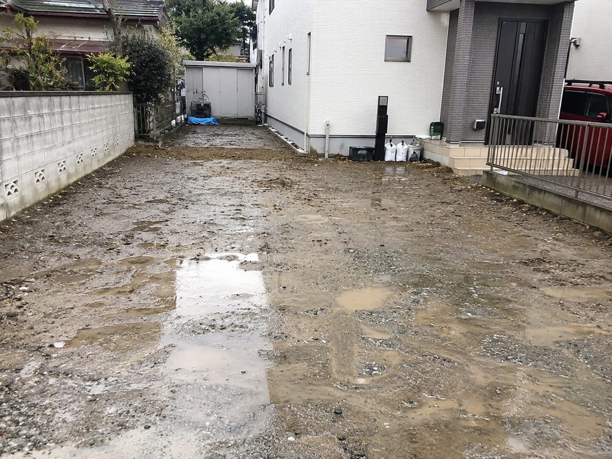 住宅に隣接した空き地と地面の状態(AI・構成見本)