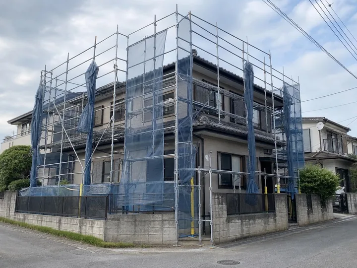 日本の二階建て住宅を囲う安全な足場