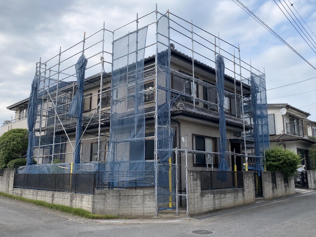 日本の二階建て住宅を囲う安全な足場